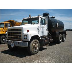 1984 INTERNATIONAL F2574 70 BARREL TANK TRUCK,