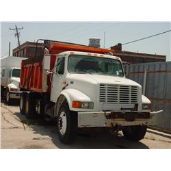 2002 INTERNATIONAL 4900 DUMP TRUCK,