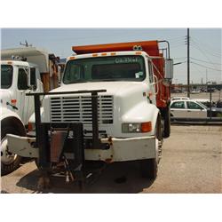 2002 INTERNATIONAL 4900 DUMP TRUCK,