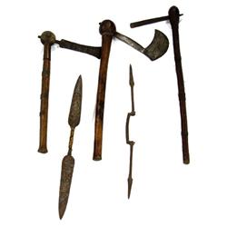 GROUPING OF AFRICAN ETHNOGRAPHIC EDGED WEAPONS