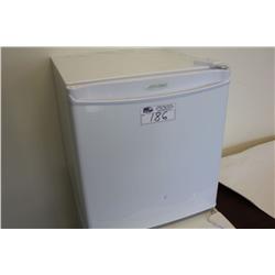 SMALL  DIPLOMAT BAR FRIDGE