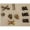 Image 2 : 26 US WWII & SPAN-AM WAR UNIFORM & CAP DEVICES/INSIGNIA