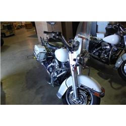 2004 WHITE HARLEY DAVIDSON ROAD KING MOTORCYCLE