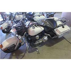 2004 WHITE HARLEY DAVIDSON ROAD KING MOTORCYCLE