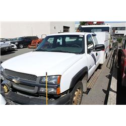 2003 WHITE CHEVROLET SILVERADO UTILITY TRUCK
