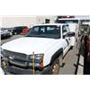 Image 1 : 2003 WHITE CHEVROLET SILVERADO UTILITY TRUCK