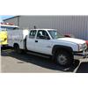 Image 2 : 2003 WHITE CHEVROLET SILVERADO UTILITY TRUCK