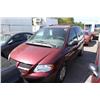 Image 1 : 2002 RED DODGE CARAVAN SE PASSENGER VAN