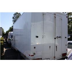 2001 WHITE FORD F-550 XL SUPERDUTY CUBE VAN