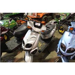SILVER GEC 500 WATT ELECTRIC SCOOTER