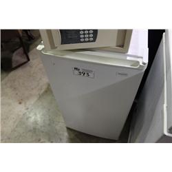 WHITE SANYO BAR FRIDGE