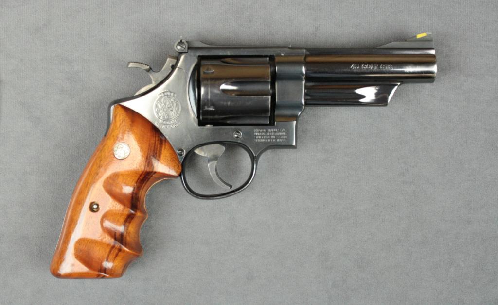 Smith & Wesson Model 255 DA revolver, .45 Colt cal., 4” barrel, blue finish, S&W medallion finge