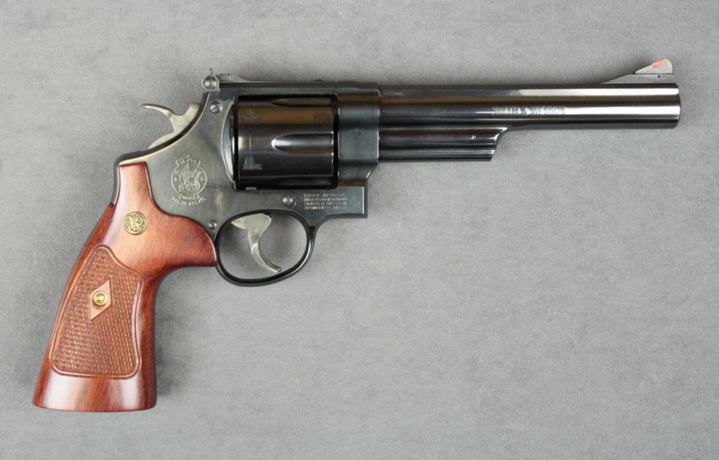 Smith & Wesson Model 2910 DA revolver, .44 Magnum cal., 61/2” barrel, blue finish, checkered har Smith & Wesson Model 2910 DA revolver, .44 Magnum cal., 61/2” barrel, blue finish, checkered har