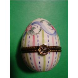 Authentic hand painted Limoges box signed by the artist