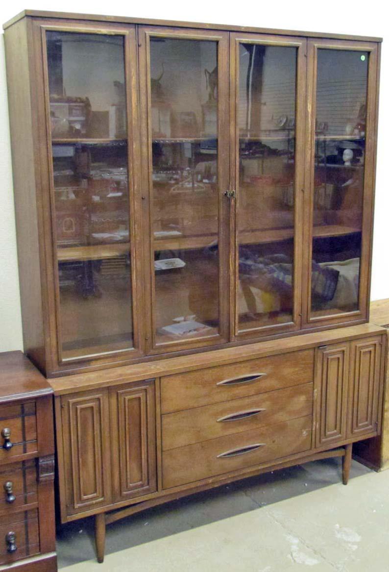 VINTAGE BROYHILL CHINA HUTCH