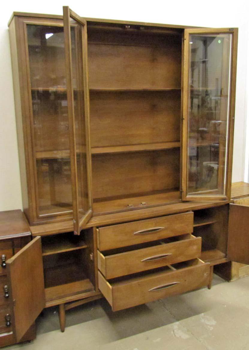 VINTAGE BROYHILL CHINA HUTCH