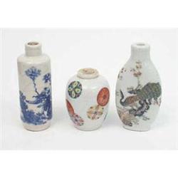 A Chinese famille verte porcelain snuff...