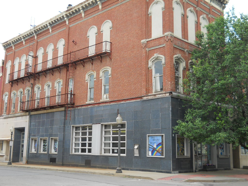 3 Story Bank Building / 107109 East State Street, Sharon, PA