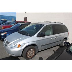 2006 GREY DODGE CARAVAN PASSENGER VAN