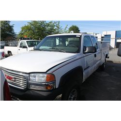 2001 WHITE GMC SIERRA 2500 HD UTILITY SL SERIES