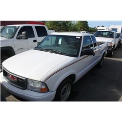 2001 WHITE GMC SONOMA SL PICK UP