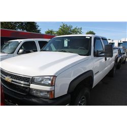 2007 WHITE CHEVY SILVERADO 2500 P/U 4DR HD SERIES