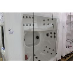 6 PERSON HOT TUB WITH LOUNGER