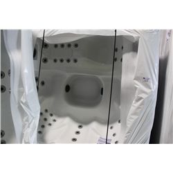 6 PERSON HOT TUB WITH LOUNGER