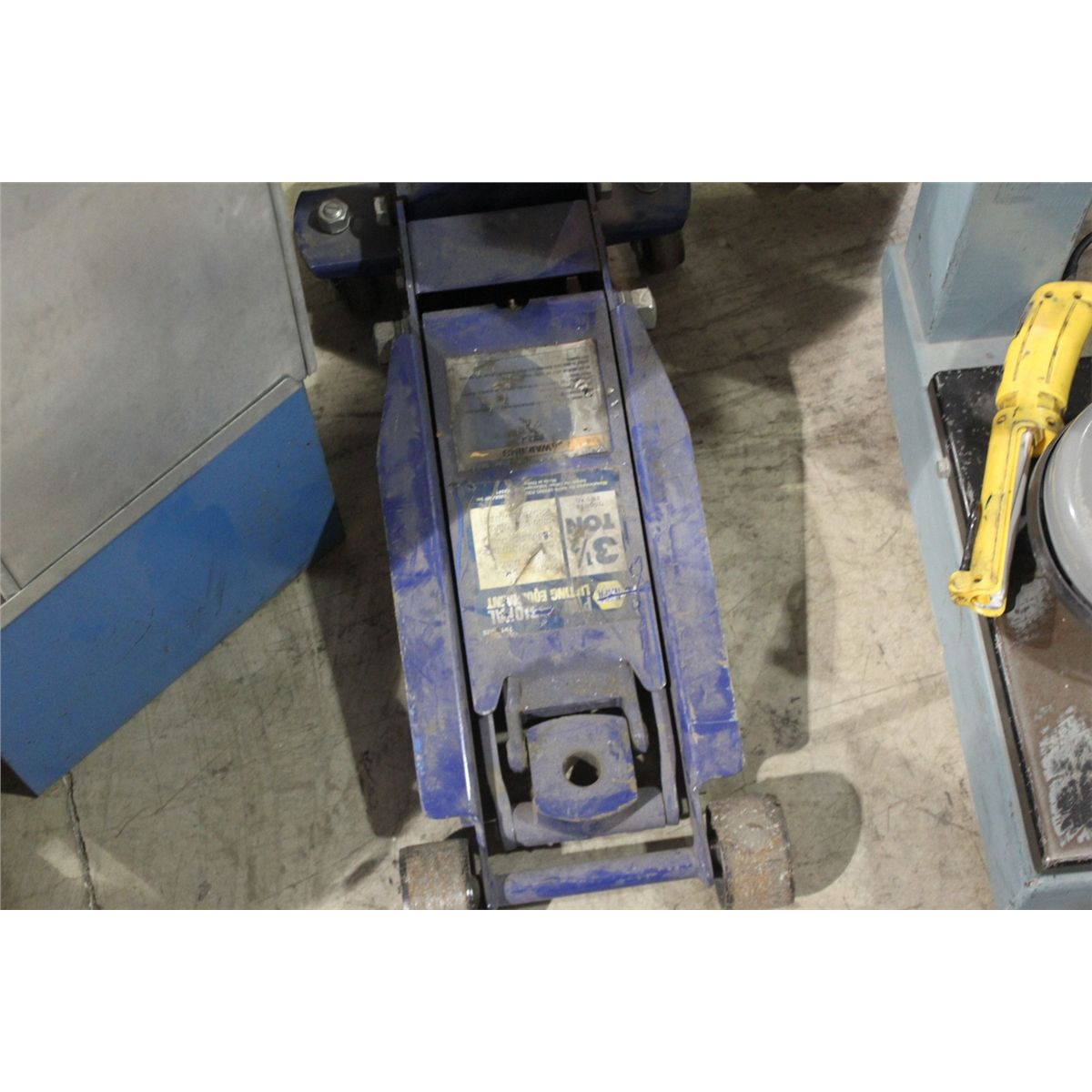 NAPA 3.5 TON MOBILE FLOOR JACK Able Auctions