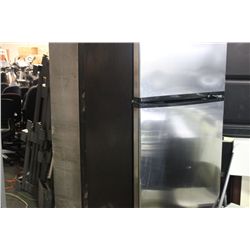 AMANA STAINLESS STEEL FRIDGE/FREEZER