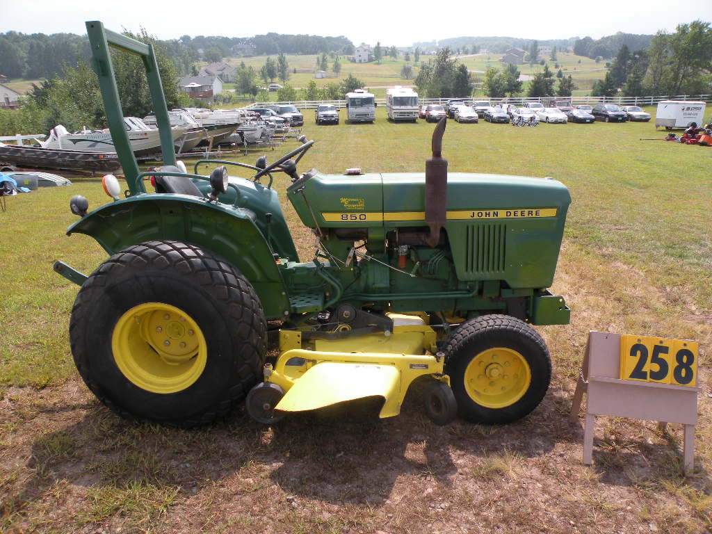 John Deere 850 w/72" belly mower SN 005453