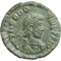 Impero Romano.    Teodosio I (379-395). AE 13 mm. Siscia. D/ Busto diademato a destra. R/ VICTORIA A