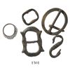 Image 1 : Lot of 5 small, cuprous artifacts, including 3 buckles, 1 thimble and 1 S-shaped link.