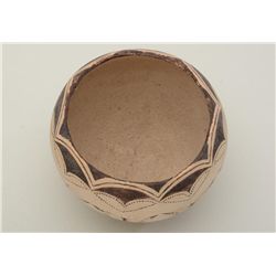 Beautiful butterfly painted pot approx. 7” in  height by approx. 9” in diameter in overall  very goo