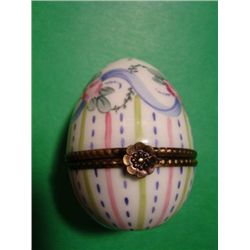 Authentic hand painted Limoges box signed by the artist