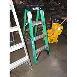 WERNER 4' FIBERGLASS STEP LADDER;