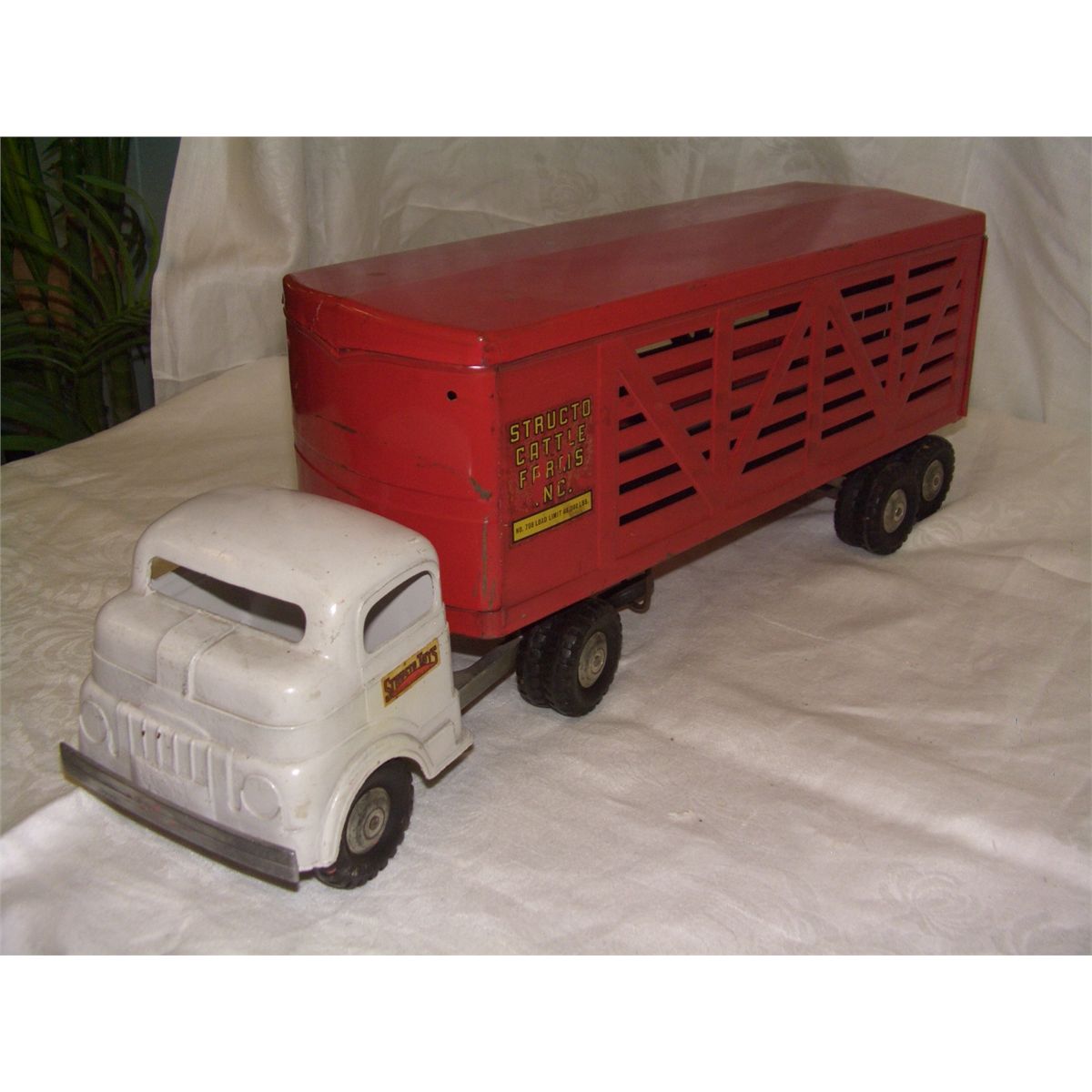 25" Structo truck and trailer "Cattle Farms" red and white