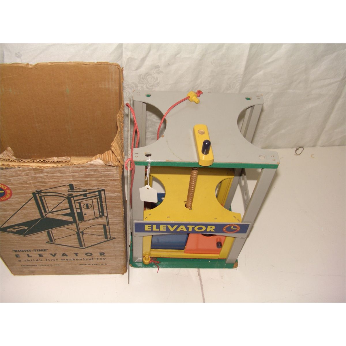 Right Time toy elevator w/ box
