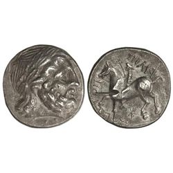 Tetradracma. Siglo III a.C. FILIPO II. IMITACIÓN CELTAS DEL DANUBIO. Anv.: Cabeza laureada de Zeus a
