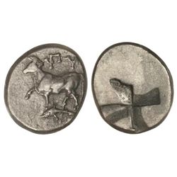 Dracma. 416-357 a.C. BIZANCIO. Anv.: Vaca a izquierda, debajo delfín, encima leyenda. Rev.: Cuadro i