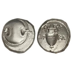 Estátera. 379-371 a.C. TEBAS. BEOCIA. Anv.: Escudo beocio. Rev.: Ánfora entre A¶-KA. 12,20 grs. AR. 