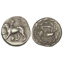 Estátera. 430-390 a.C. SIKYON. Anv.: Quimera en pie a izquierda. Rev.: Paloma a derecha dentro de co