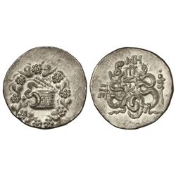 Tetradracma Cistofórico. 133 a.C. PÉRGAMO. Anv.: Cista mística, dentro de corona de hiedra. Rev.: Ar