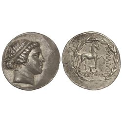 Tetradracma. Siglo II a.C. KYME. Anv.: Cabeza de la amazona Kyme a derecha. Rev.: Caballo a derecha,