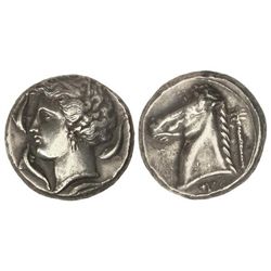 Tetradracma. 350-325 a.C. ZEUGITANIA. CARTAGO. Anv.: Cabeza femenina a izquierda rodeada de cuatro d