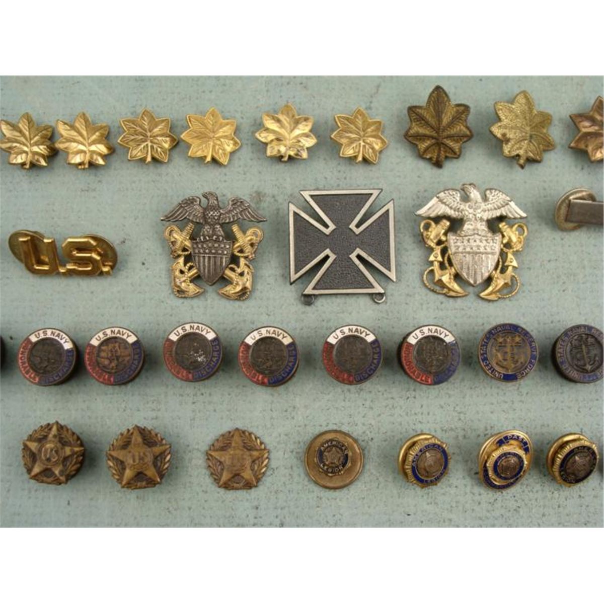 43 PIECE LOT OF WWII MILITARY PINS AND INSIGNIA