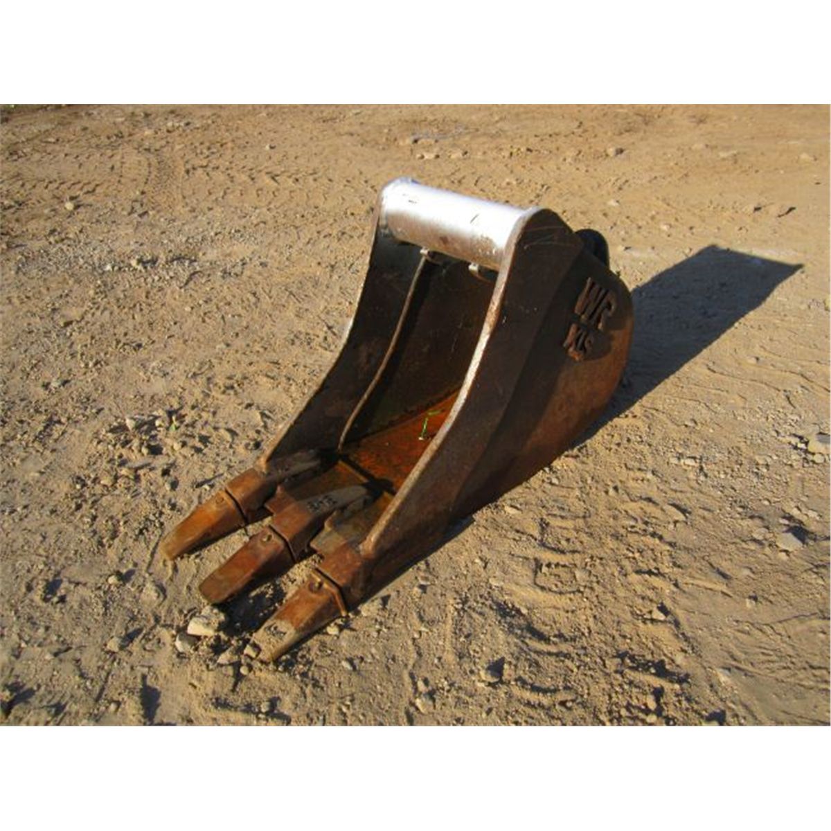 Wain Roy Bucket w/ Teeth 12"