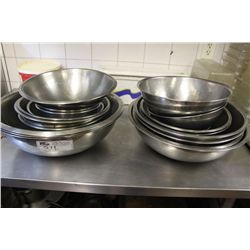 2 STACKS OF MIXING BOWLS