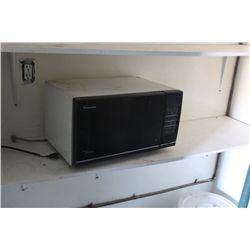 MICROWAVE OVEN, SHELF AND BUCKET