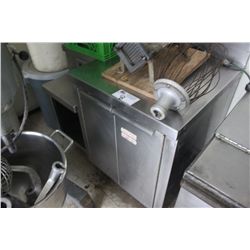 STAINLESS STEEL COUNTER WITH 2 DOORS